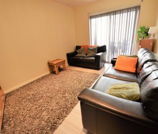 3 bedroom House in Eden Mount, Leeds - Photo 1