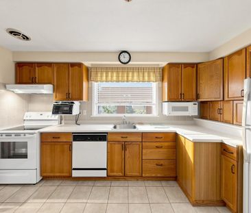 For Lease - 464 Scarborough Golf Club Road, Toronto, Ontario - Photo 2