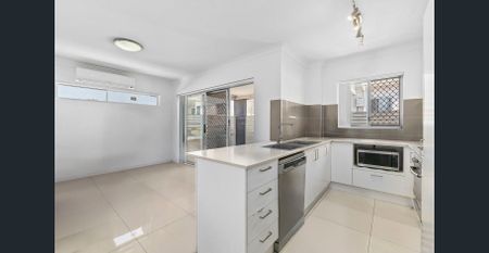 Modern Top-Floor Apartment with Leafy Views - Photo 4