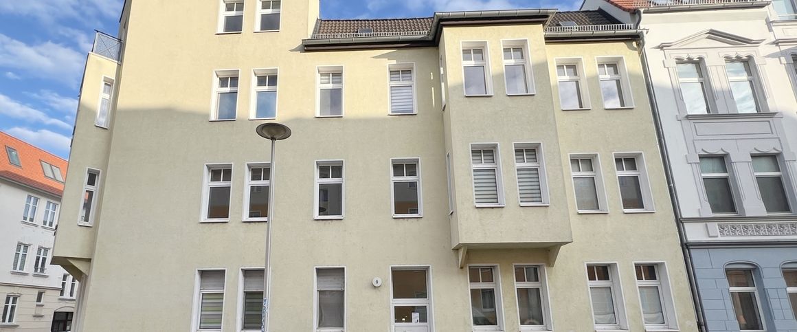Schicke 3-Raum-Dachgeschosswohnung mit zwei Balkonen und Badezimmer inkl. Wanne & Dusche! - Foto 1