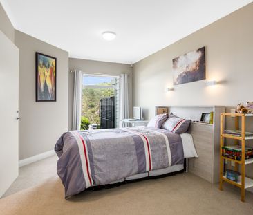 Contemporary Haven with Panoramic Water and City Skyline Views. - Photo 4