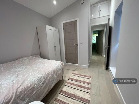 2 bedroom semi-detached house to rent - Photo 5