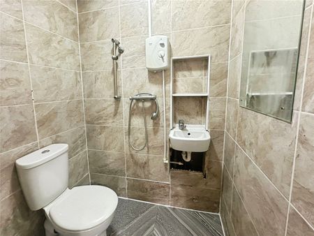 Eton Avenue, Hounslow, TW5 0HB - Photo 2