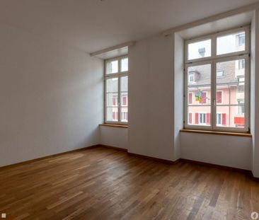 Helle 3.5-Zimmer-Wohnung mit hohen Räumen und gedecktem Balkon - Photo 1