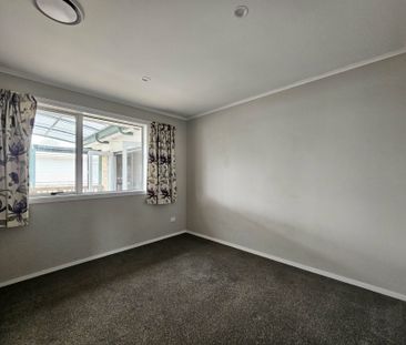 Spacious Family Home in Papakura - Photo 3