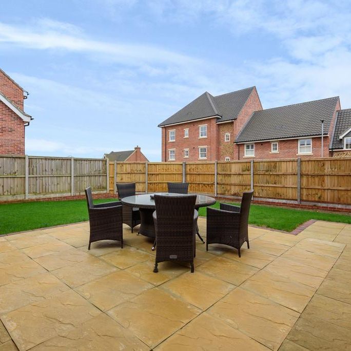 4 bedroom link detached house to rent - Photo 1