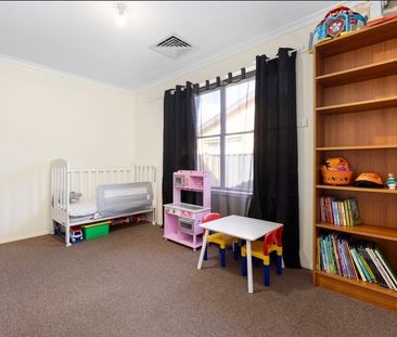 Spacious 4-Bedroom Family Home in a Prime Location - Photo 6