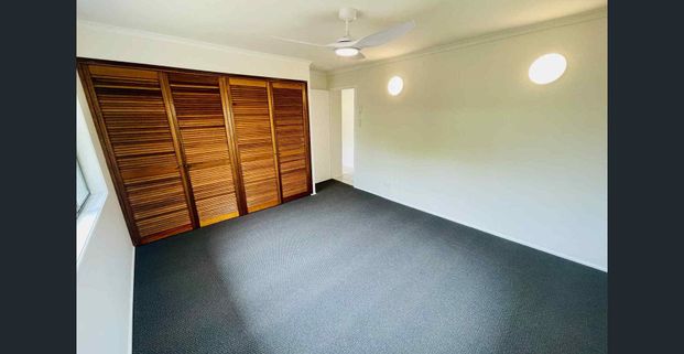 Perfect Location - beautifully renovated home. Family dream - Photo 1