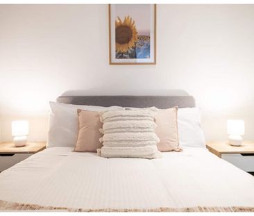 Large 2 Bedroom Apartment with Fantastic View! - Photo 5