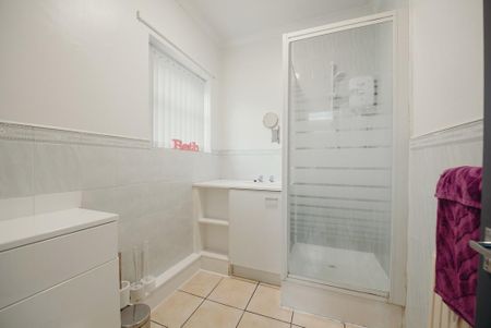 1 bedroom in a flat share to rent - Photo 5