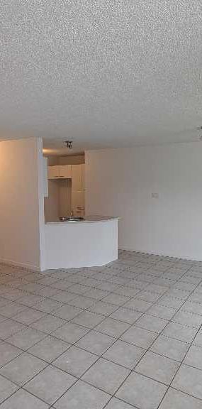 5 1/2 rénové demi sous sol bien éclairé dans 12 logements - Photo 1