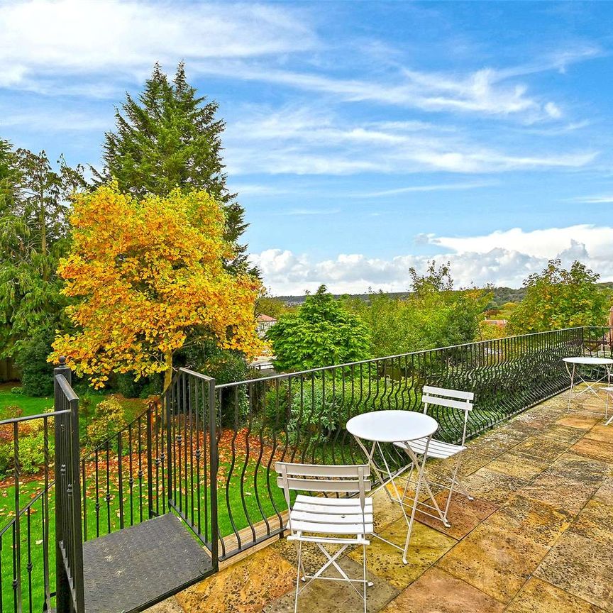 Charming 5-Bedroom Detached Home in Westbury-on-Trym, Bristol. - Photo 1