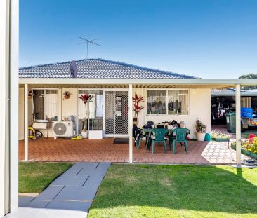 Family living with space for work and play. - Photo 3