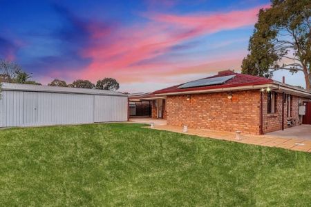 Spacious 4-Bedroom Home in Family-Friendly Parafield Gardens - Photo 3