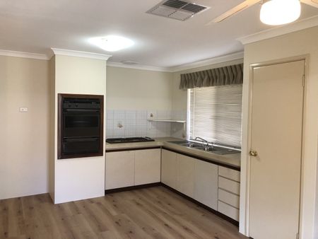 DELIGHTFUL VILLA IN PRIME LOCATION!! - Photo 2
