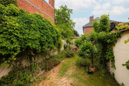 Ruime rijwoning met 3 slaapkamers en tuin te huur nabij Gent-Sint-Pieters - Photo 5