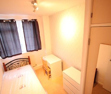 Room in a Shared Flat, Market Square, E14 - Photo 6