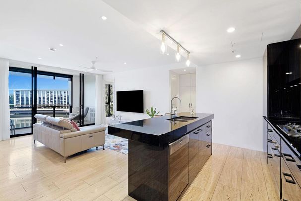 Benowa Waterfront Apartment - Photo 1