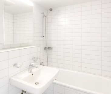 Living close to the center and the station guarantees - Photo 3