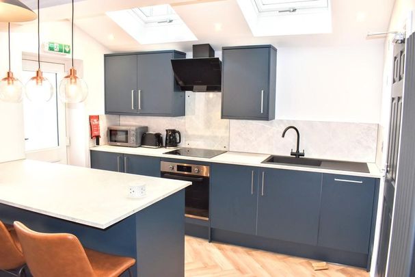 5 bedroom semi-detached house to rent - Photo 1