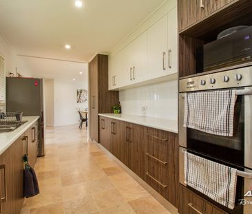 Unique 3 Bedroom Home with 2 car accommodation in popular Norville! - Photo 2