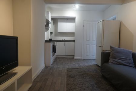 Room in a Shared House, Burlington Road, SO15 - Photo 2