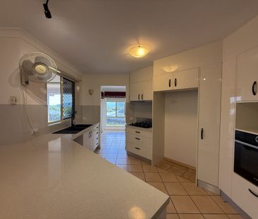 New to the market - Spacious Family Home in Bentley Park - Photo 3