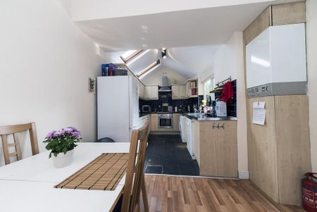 4 bedroom semi-detached house to rent - Photo 5