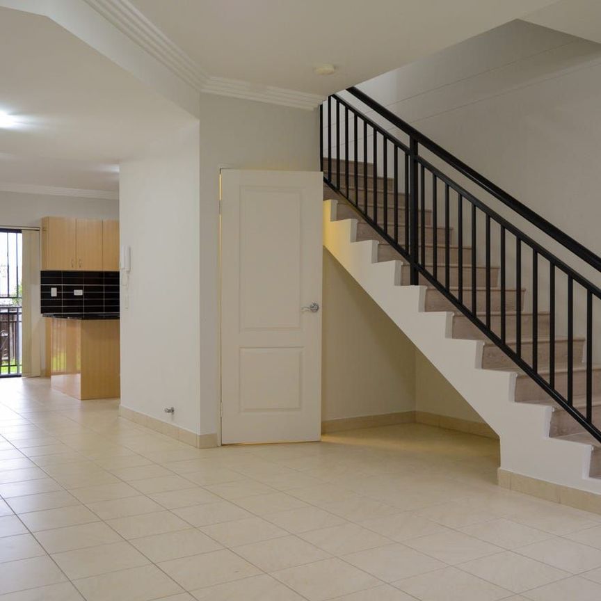Well located 3 bedroom townhouse!! - Photo 1
