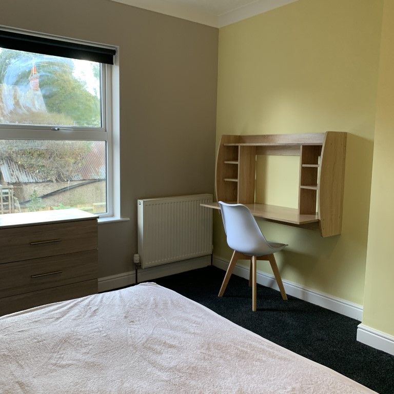 BEDROOM 4 – MEDIUM DOUBLE WITH DESK - Photo 1