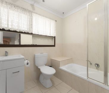 Spacious 6-Bedroom Family Home in Studley Park Estate - Photo 6