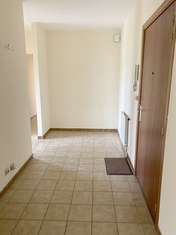 Situation privilégiée au coeur de Bierges et vue imprenable sur les étangs pour cet incroyable appartement 2 chambres entièrement repeint ! Avec cave et box garage ! - Photo 4
