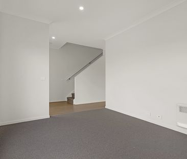 Modern Three-Bedroom Townhouse in a Prime Craigieburn Location! - Photo 4