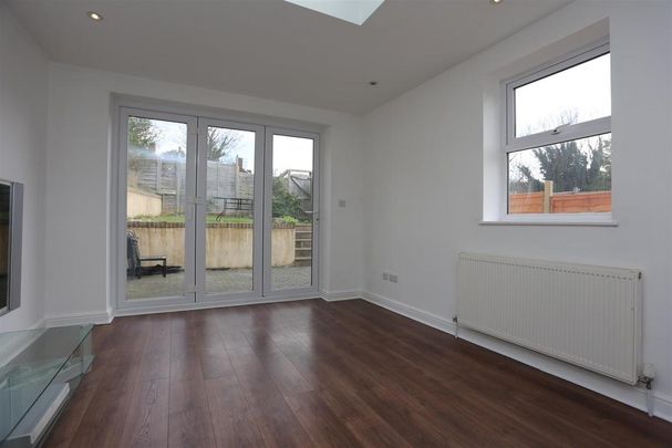 3 bedroom flat to rent - Photo 1