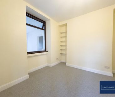 4 bedroom end of terrace house to rent - Photo 2