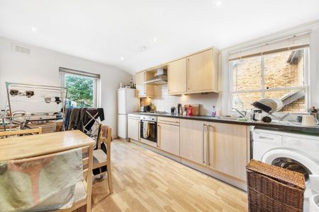 3 bedroom flat to rent - Photo 4