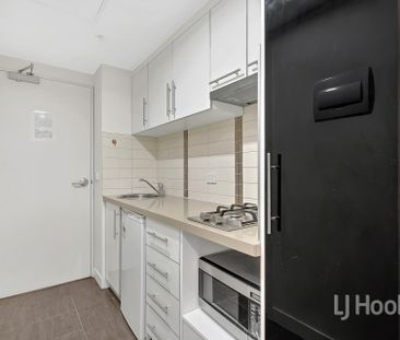 Walking distance to Melbourne University and RMIT! - Photo 1