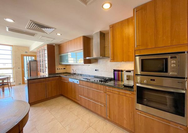 Vivir frente al mar, apartamento amueblado, 4 dormitorios, 3 baños, terraza, parking. Portixol.