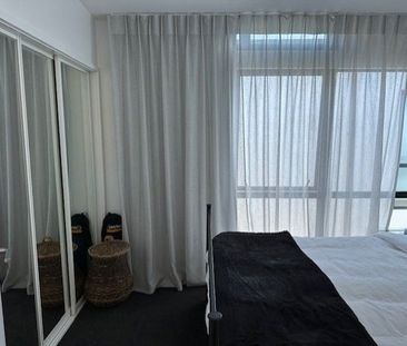 Stylish 2-Bedroom Urban Retreat – Pet-Friendly - Photo 2