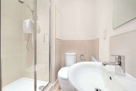 Brilliant studio room with shared bathroom facilities in the heart of South Kensington. - Photo 2