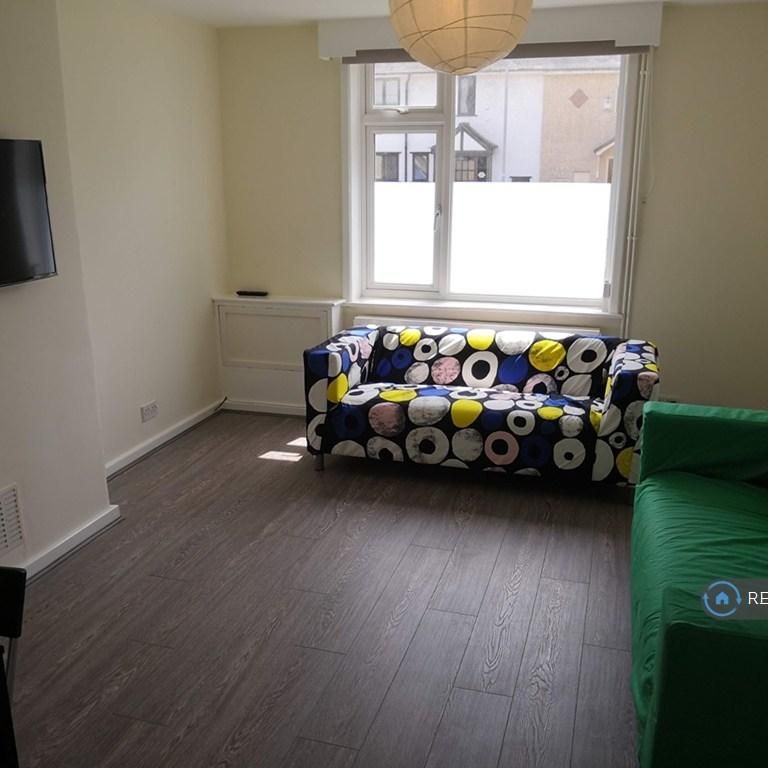 4 bedroom semi-detached house to rent - Photo 1