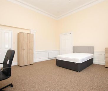 3 bedroom flat to rent - Photo 4