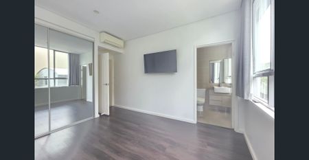 Modern living with floorboards, gas cooking & A/C - Photo 3