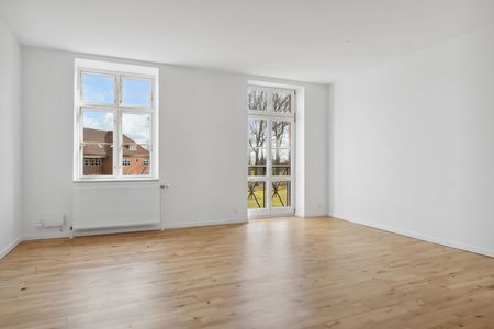 Dejlig 3-værelses lejlighed med terrasse - Photo 2