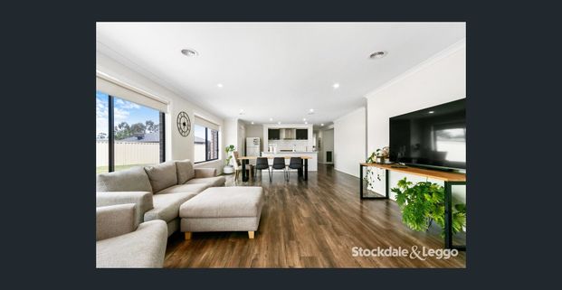 Near New 4 Bedroom Home in Astoria Park - Photo 1