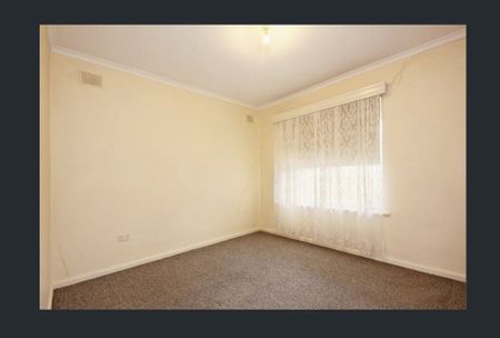 Bright & Spacious 2 Bedroom in Group of 3! - Photo 4