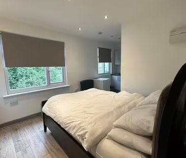 First Floor Self contained studio flat ideal for couple- 1200 pcm i... - Photo 3