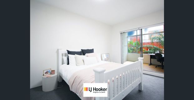 SPACIOUS APARTMENT IN HIGH RISE BUILDING. MOMENTS TO BEACH & SHOPS. - Photo 1