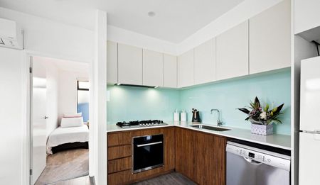 3 Bedroom Townhouse with Own Street Front and solar power - Photo 2