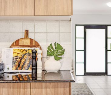 Modern Townhouse-Style Unit with Private Courtyard in Prime Location - Photo 2